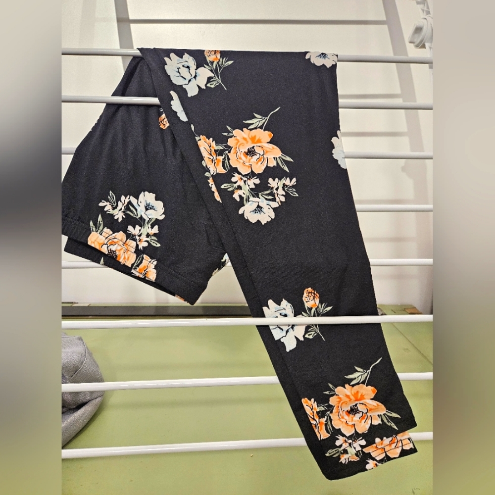 SHEIN 2XL Black Leggings with Roses